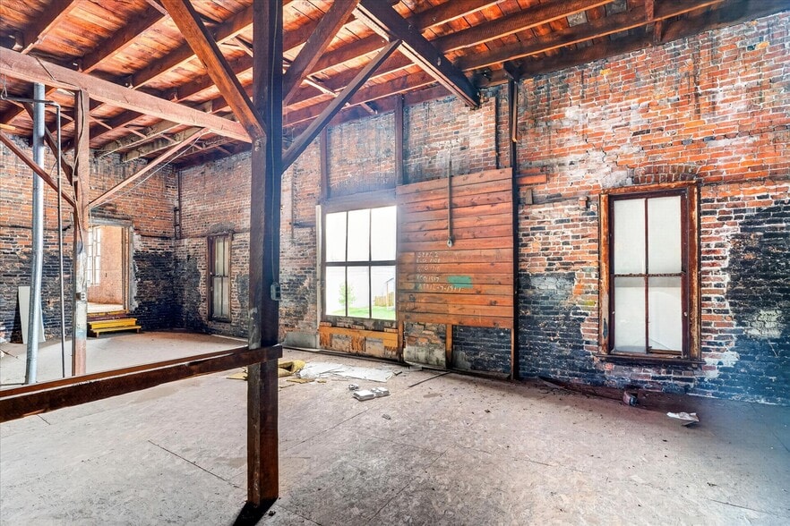 More Photos Of 33 W Olive St, Aurora General Retail For Sale