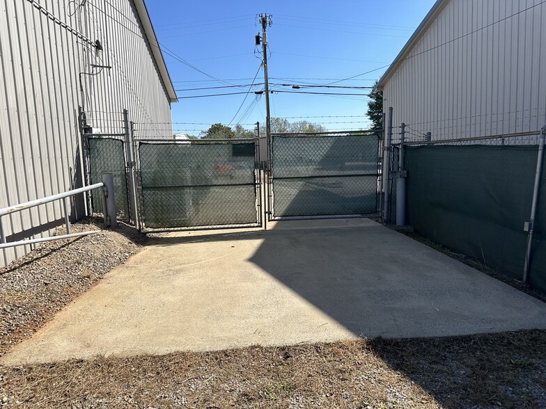 More Photos Of 1811 Alpine Dr, Clarksville Light Manufacturing For Lease