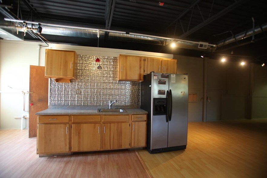 More Photos Of 67 Village St, Medway Manufacturing For Lease