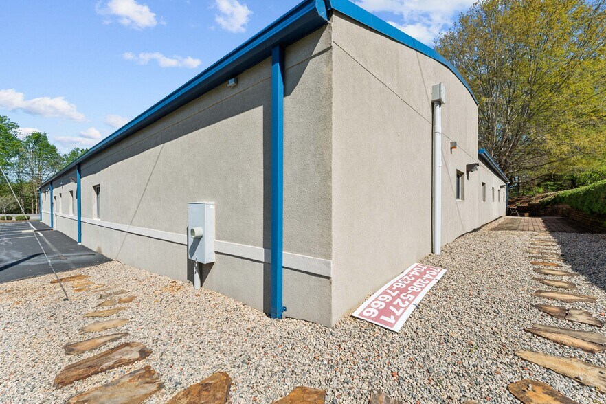 More Photos Of 2105 Northwest Blvd, Newton Office For Lease