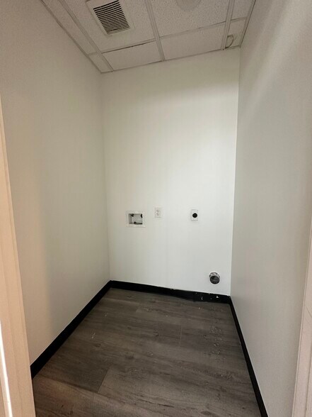 More Photos Of 6914 Brisbane Ct, Sugar Land Medical For Lease