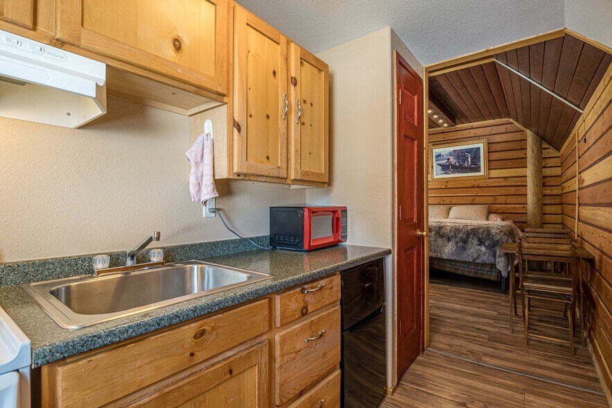 More Photos Of 21221 Baron Lake Dr, Cedaredge Hotel For Sale