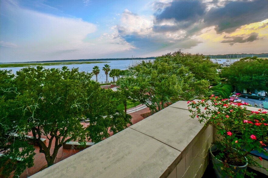 More Photos Of 916 Bay St, Beaufort Office For Sale