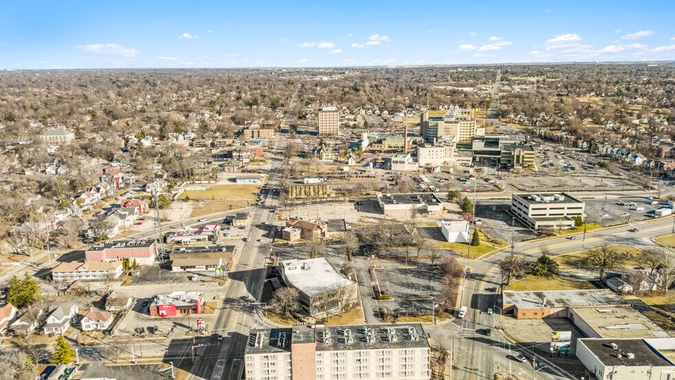 More Photos Of 1107 E State St, Rockford General Retail For Sale