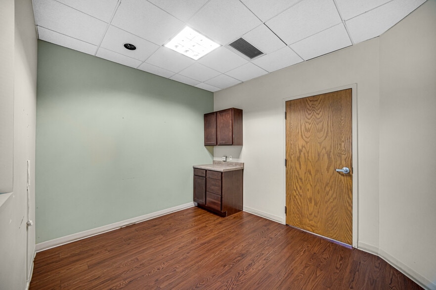 More Photos Of 9711 Valparaiso Dr, Munster Medical For Lease