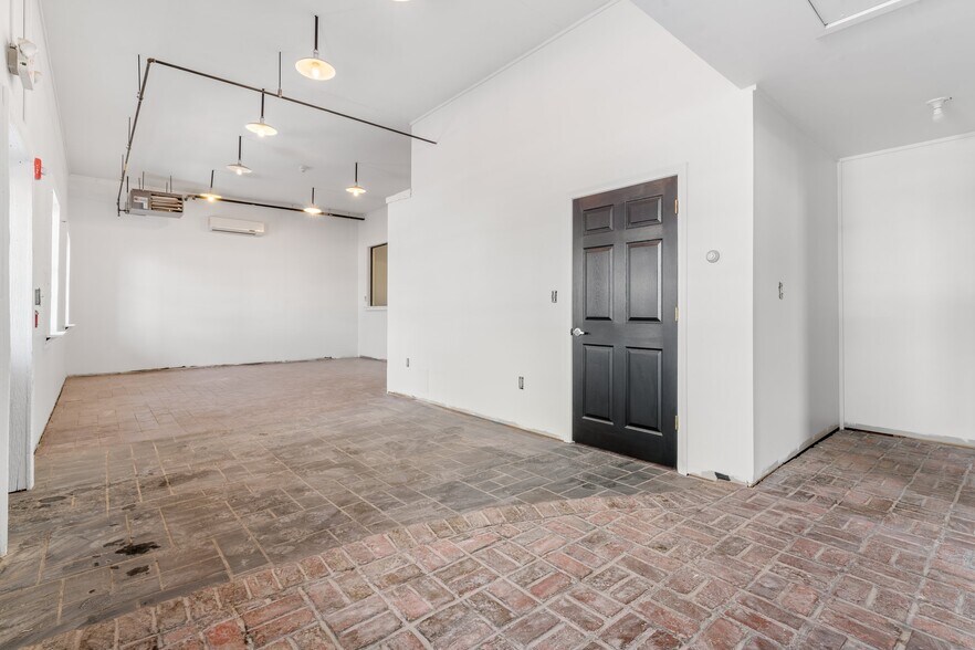 More Photos Of 894 Lafayette Rd, Seabrook Warehouse For Lease