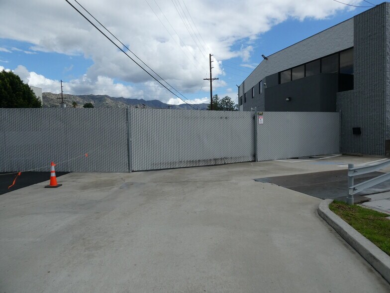 More Photos Of 3500 N San Fernando Blvd, Burbank Flex For Lease