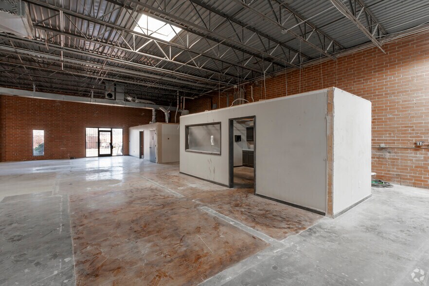 More Photos Of 619-627 Anderson St, Charlotte Light Distribution For Lease