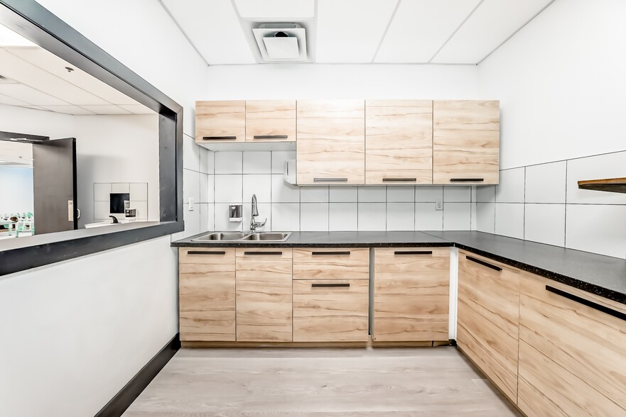 More Photos Of 1015 Centre St NW, Calgary Storefront Retail Residential For Sale