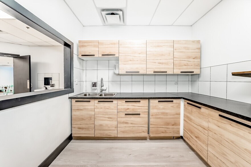 More Photos Of 1015 Centre St NW, Calgary Storefront Retail Residential For Sale