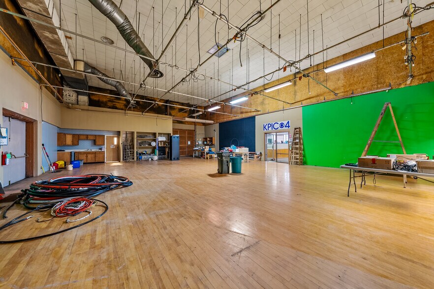 More Photos Of 655 W Umpqua St, Roseburg Radio TVTransmission Facilities For Sale