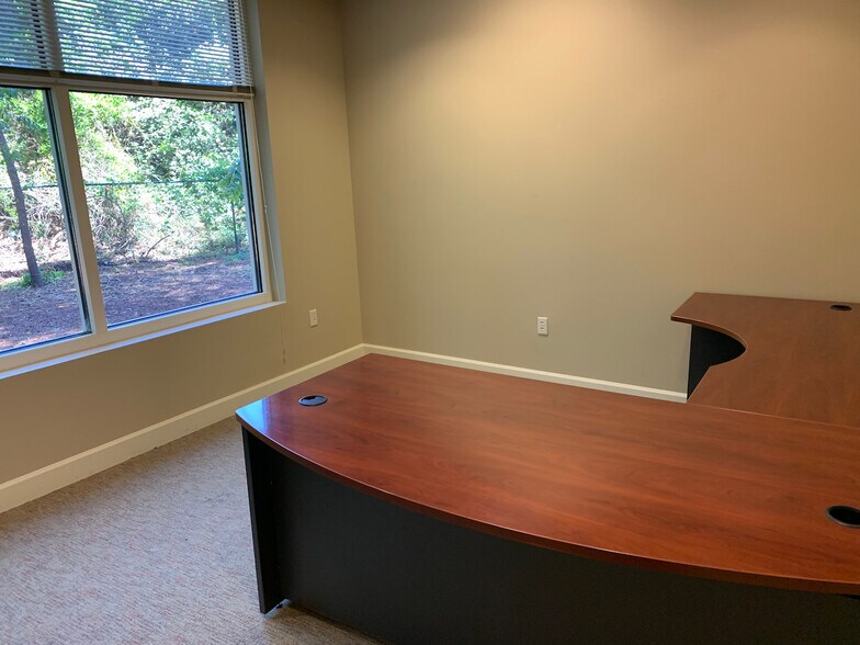 More Photos Of 27 Towne Dr, Bluffton Office For Lease