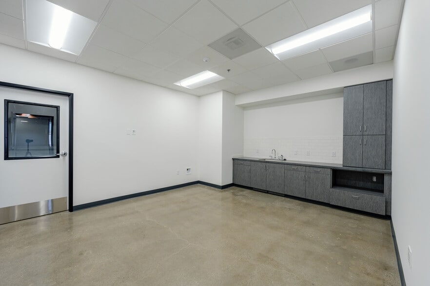 More Photos Of 800 W Artesia Blvd, Compton Warehouse For Lease