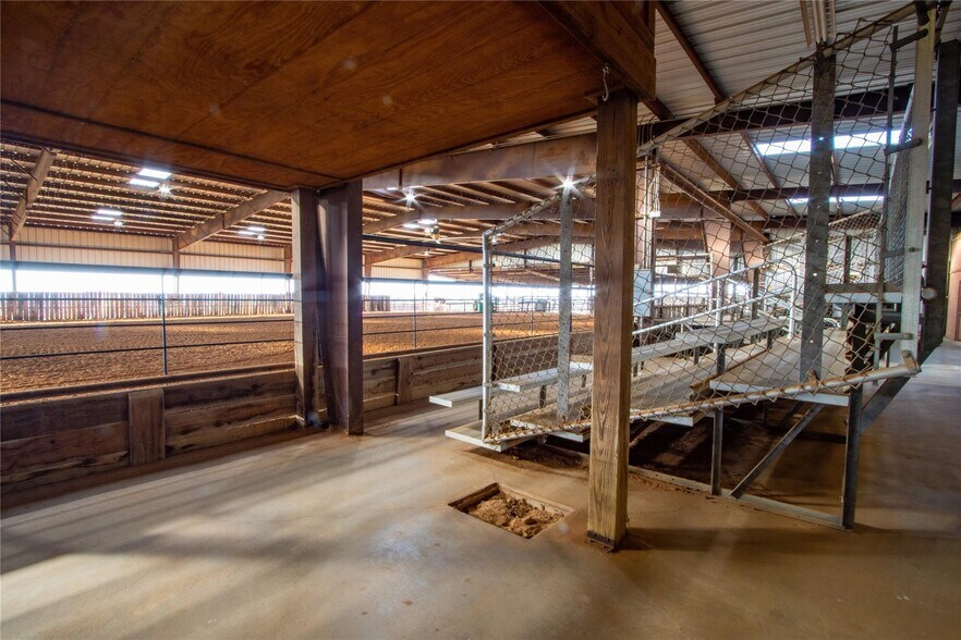 More Photos Of 7206 S FM 51, Boyd Veterinarian Kennel For Sale