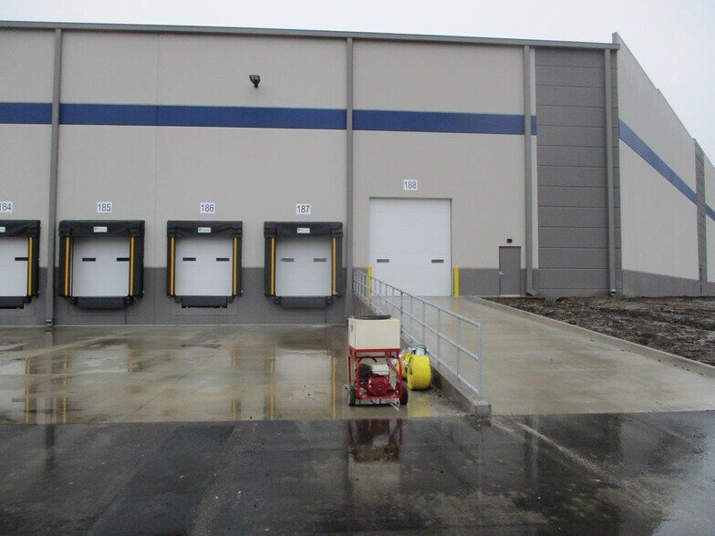 More Photos Of 271 Benton Road, Suffolk Distribution For Lease