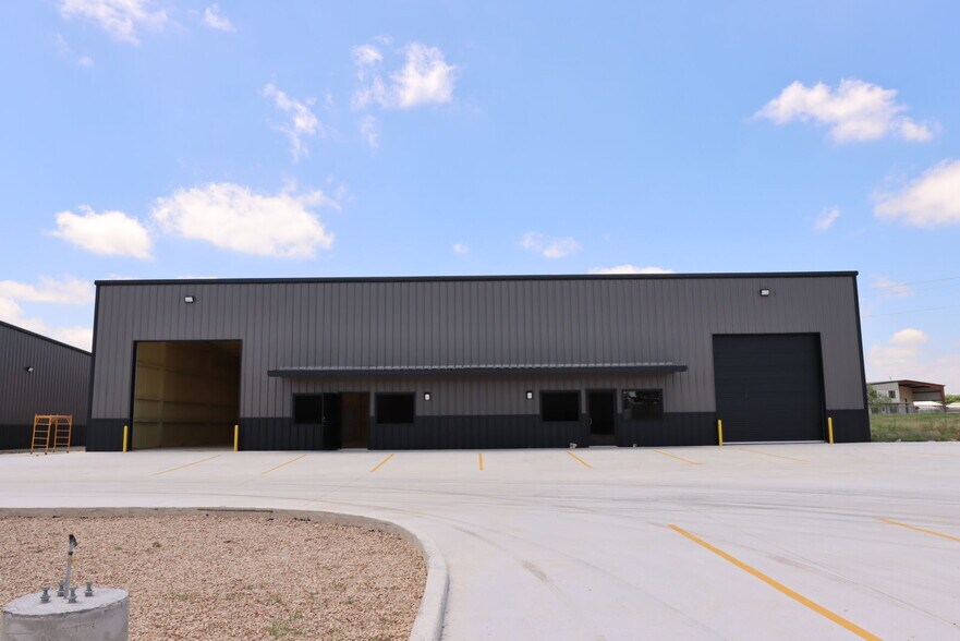 More Photos Of 606 Mill Run, Kerrville Warehouse For Lease