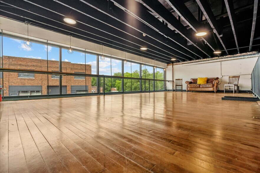 More Photos Of 415 S Thompson Ave, Excelsior Springs Bar For Sale