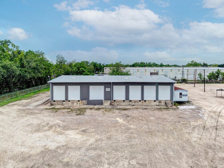 More Photos Of 6906-6916 Elbert St, Houston Warehouse For Lease