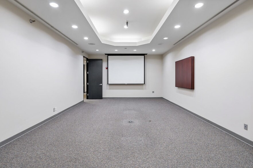 More Photos Of 3410 Midcourt Rd, Carrollton Showroom For Lease