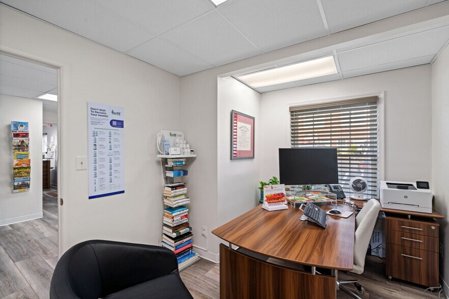 More Photos Of 9668-9683 Main St, Fairfax Medical For Lease