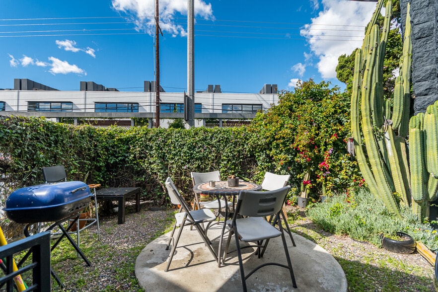 More Photos Of 2720 N Ontario St, Burbank Warehouse For Sale