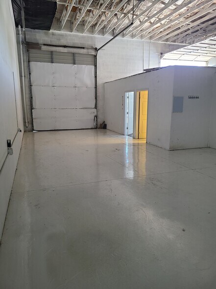More Photos Of 120-140 Riverside Rd, Mesquite Showroom For Lease