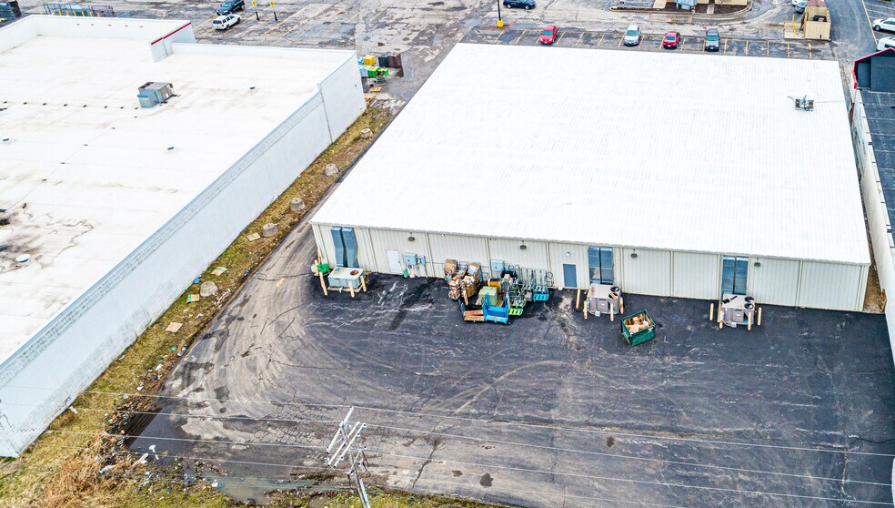 More Photos Of 1978-1990 N Bluff St, Fulton Storefront For Lease