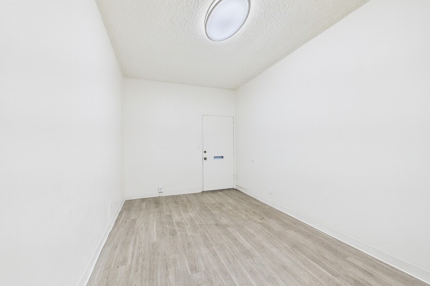 More Photos Of 13615 Victory Blvd, Van Nuys Office For Lease