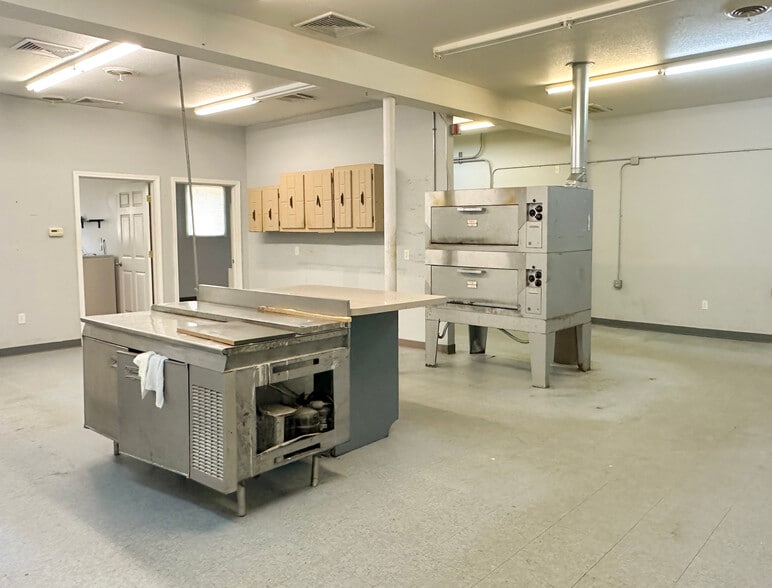 More Photos Of 210 2nd St, Lincoln Flex For Sale