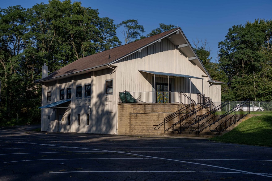 More Photos Of 157 Wadsworth Rd, Wadsworth Religious Facility For Lease