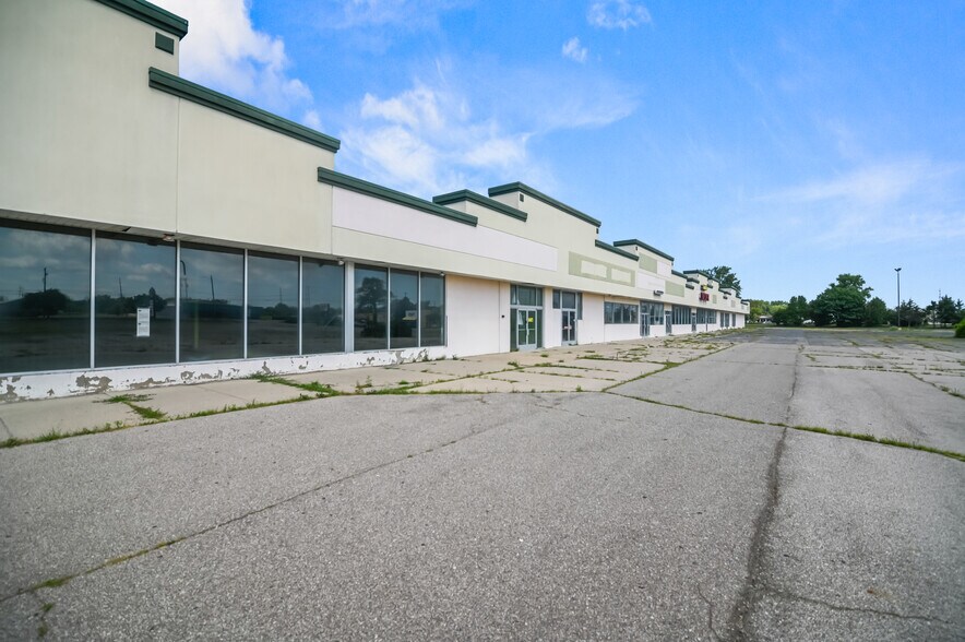 More Photos Of 2865-2885 Bay Rd, Saginaw Freestanding For Sale