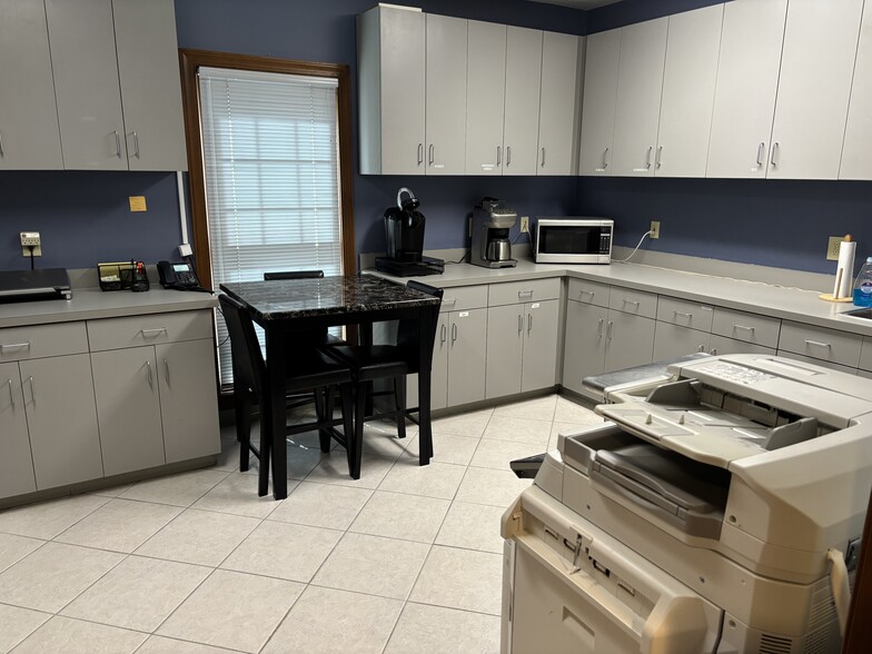 More Photos Of 1500-1502 Orchard Lake Dr, Charlotte Office For Lease