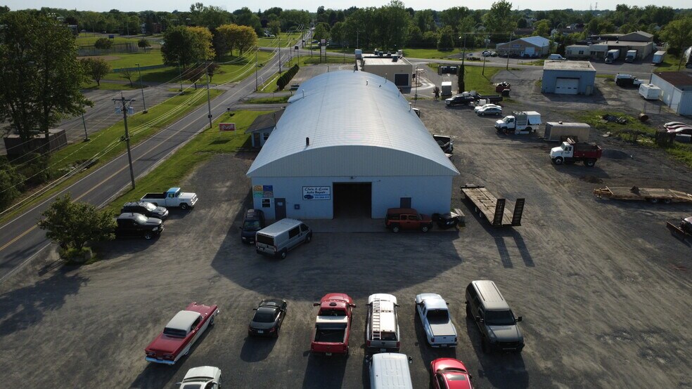 More Photos Of 6115 Gillette Rd, Cicero Warehouse For Lease