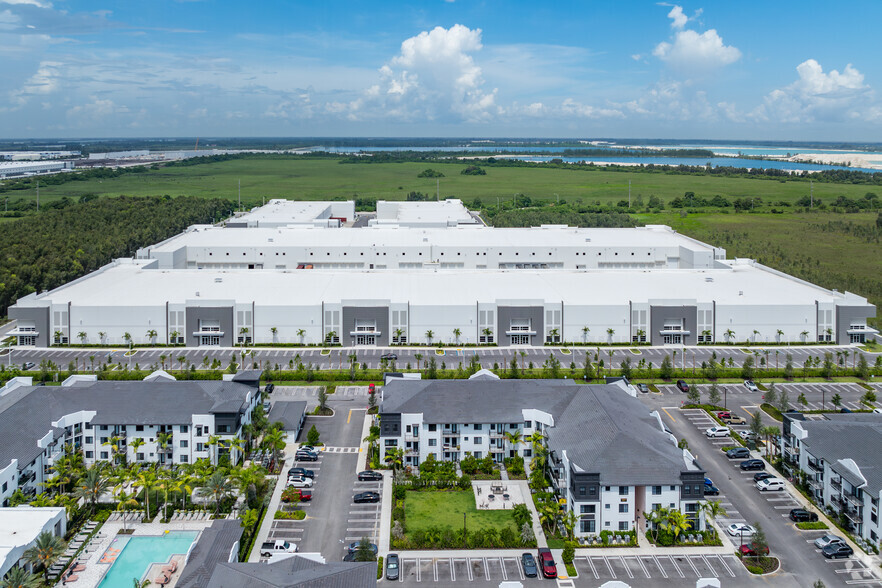 More Photos Of 9535 NW 174th St, Hialeah Unknown For Lease