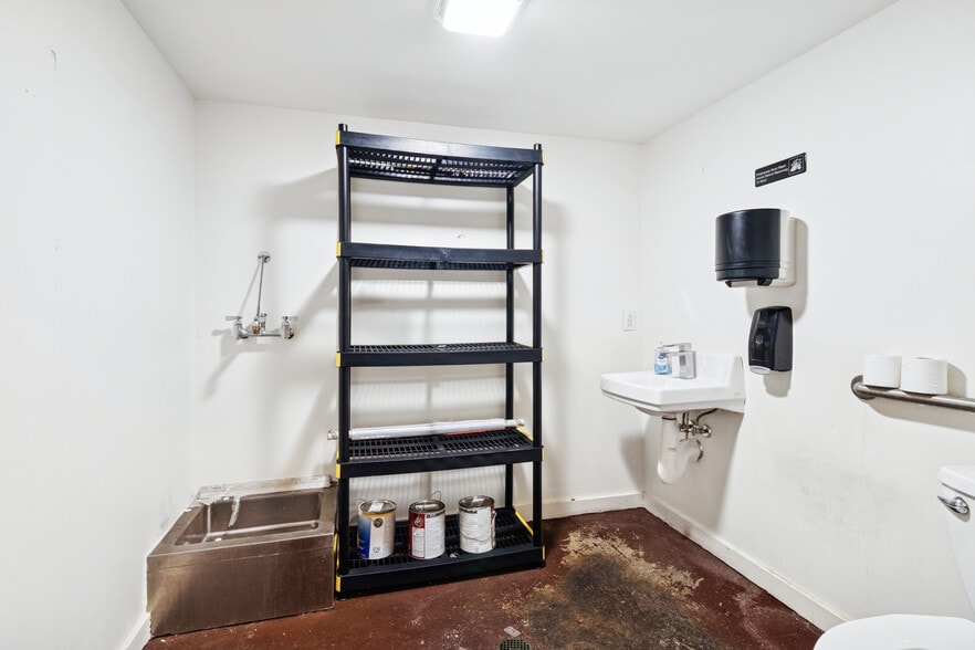 More Photos Of 2372 Constance St, New Orleans Convenience Store For Lease