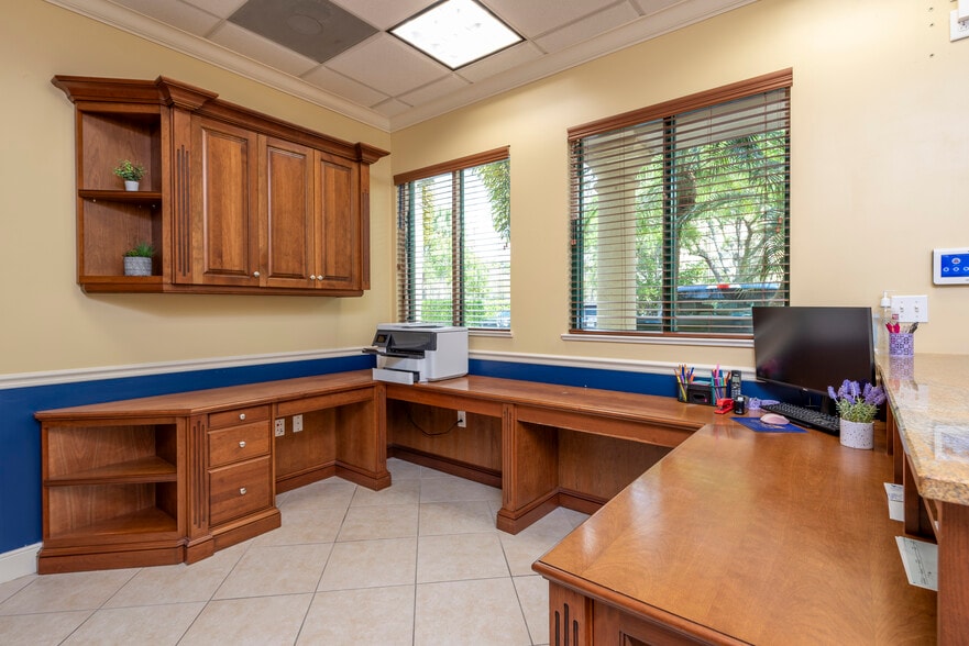 More Photos Of 2770 Horseshoe Dr S, Naples Office For Lease