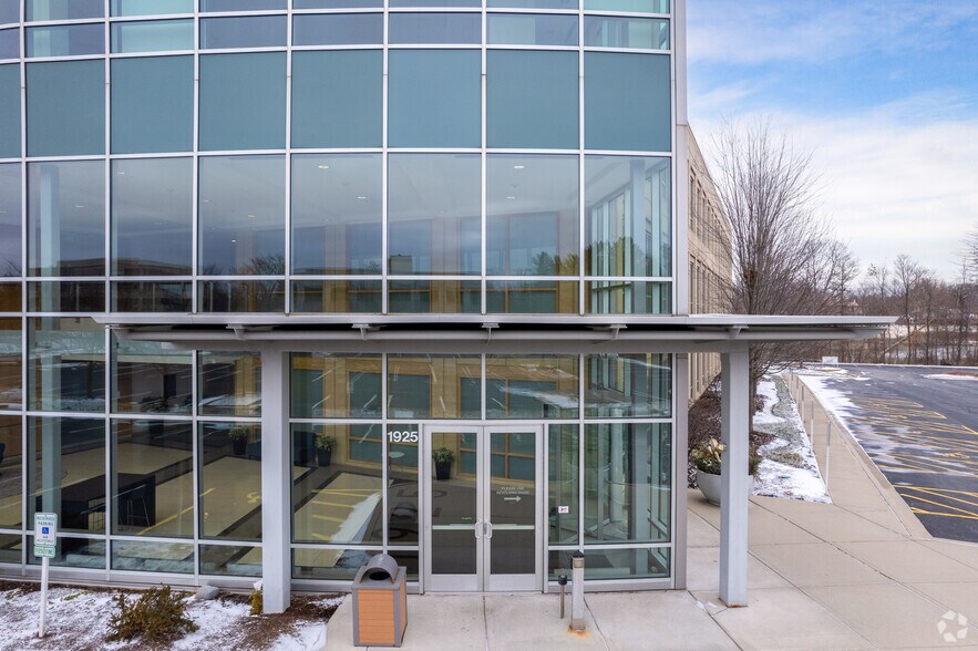 More Photos Of 1925 W Field Ct, Lake Forest Office For Lease