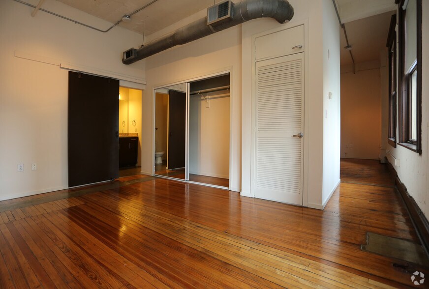 More Photos Of 1623 Main St, Dallas Apartments For Lease