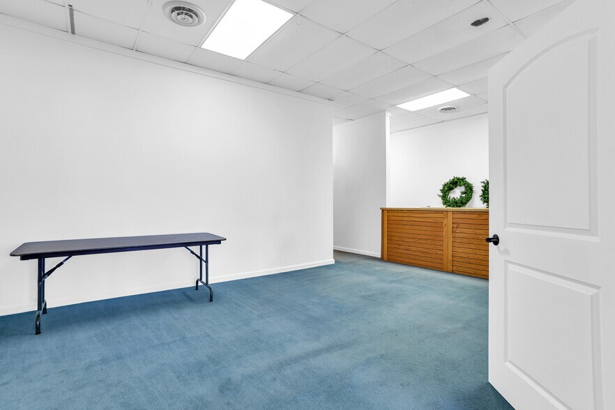 More Photos Of 130 N Main St, Paris Restaurant For Sale