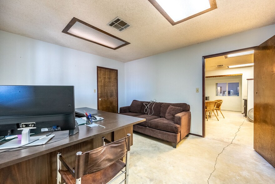 More Photos Of 397 E Evan Hewes Hwy, El Centro Auto Repair For Sale