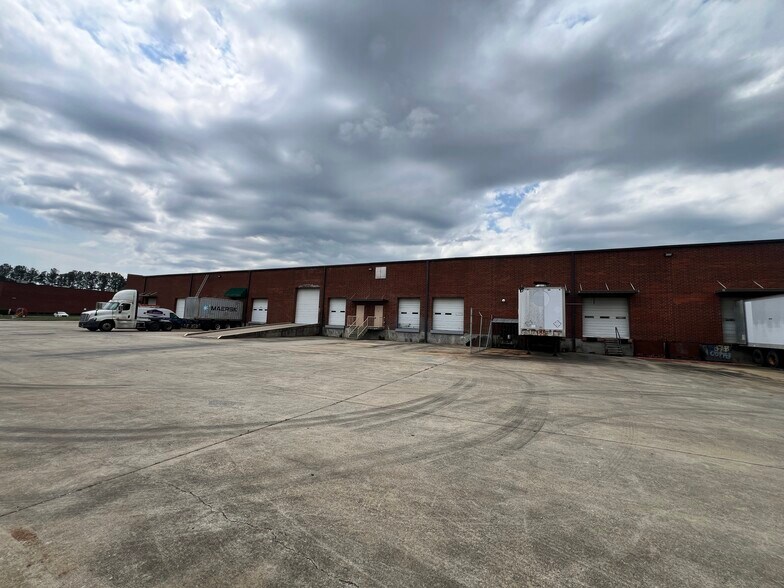 More Photos Of 2575 Cobb International Blvd, Kennesaw Warehouse For Lease
