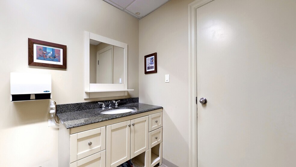 More Photos Of 121 Robinson St, Markham Office For Sale