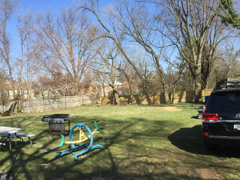 More Photos Of 304 N Buckmarsh St, Berryville Restaurant For Sale