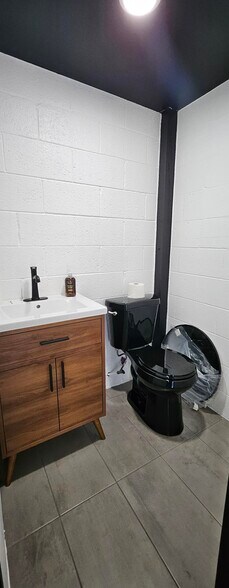 More Photos Of 1133 Industrial Blvd, Naples Manufacturing For Lease