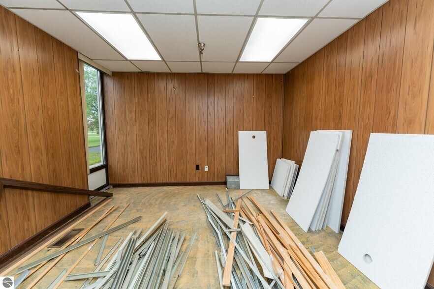 More Photos Of 910 Industrial Dr, Mount Pleasant Warehouse For Sale