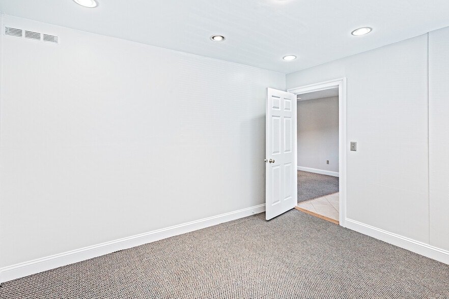 More Photos Of 5201-5215 W Woodmill Dr, Wilmington Medical For Sale