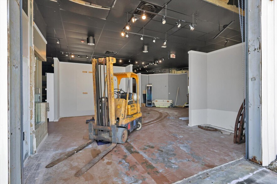 More Photos Of 2451 17th St, Sarasota Showroom For Sale