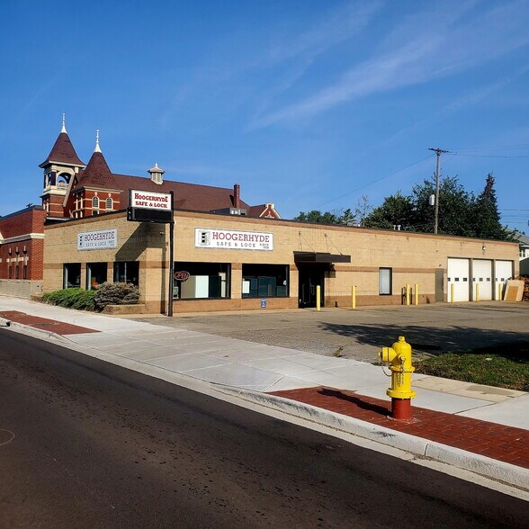 Primary Photo Of 1033 Leonard St NW, Grand Rapids Storefront For Lease