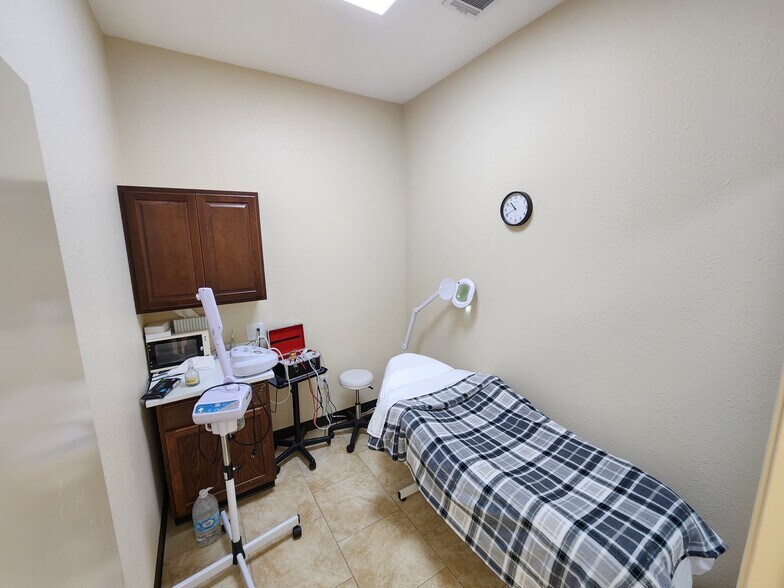 More Photos Of 417 E Parkwood Ave, Friendswood Office For Lease