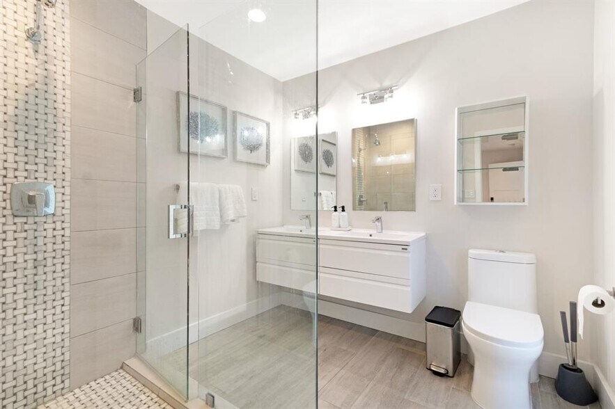 More Photos Of 5821 NE 14th Way, Fort Lauderdale Flex For Sale